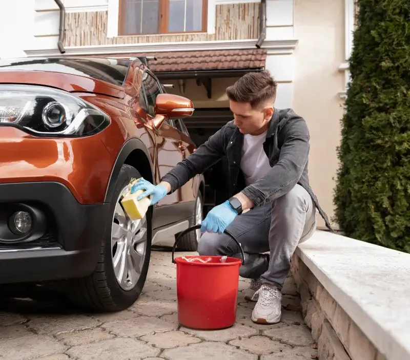 Lavage auto à domicile Le Poët-Laval : professionnel intervenant sur un véhicule